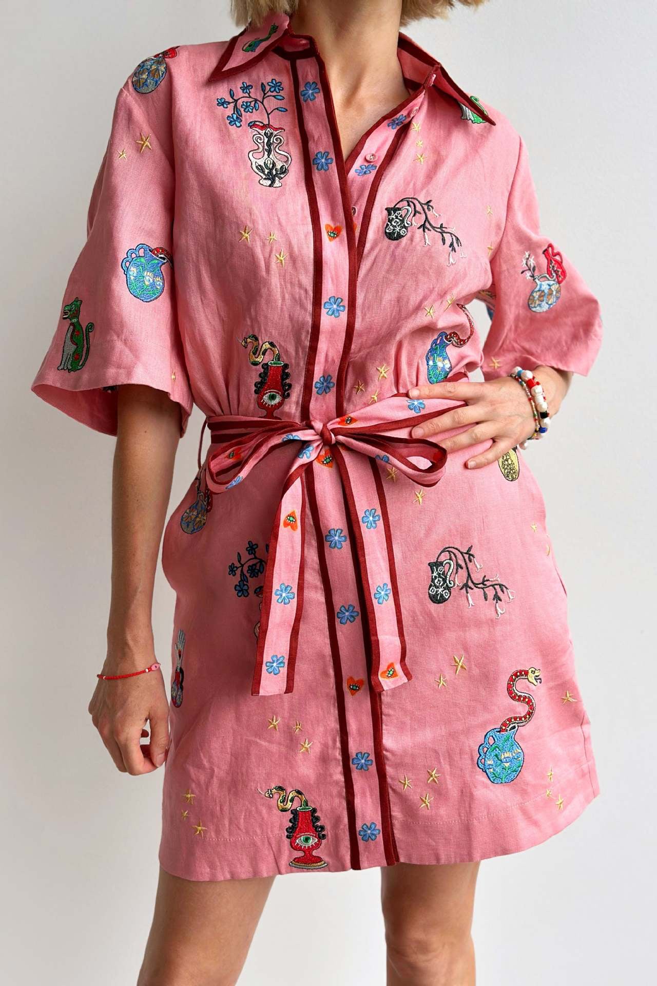 Violette | Robe chemise courte à ceinture et broderies fantaisie pour femme