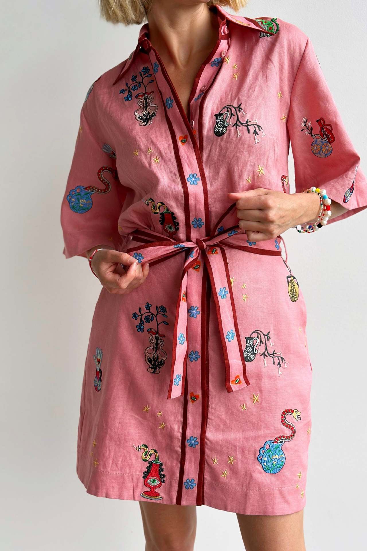 Violette | Robe chemise courte à ceinture et broderies fantaisie pour femme