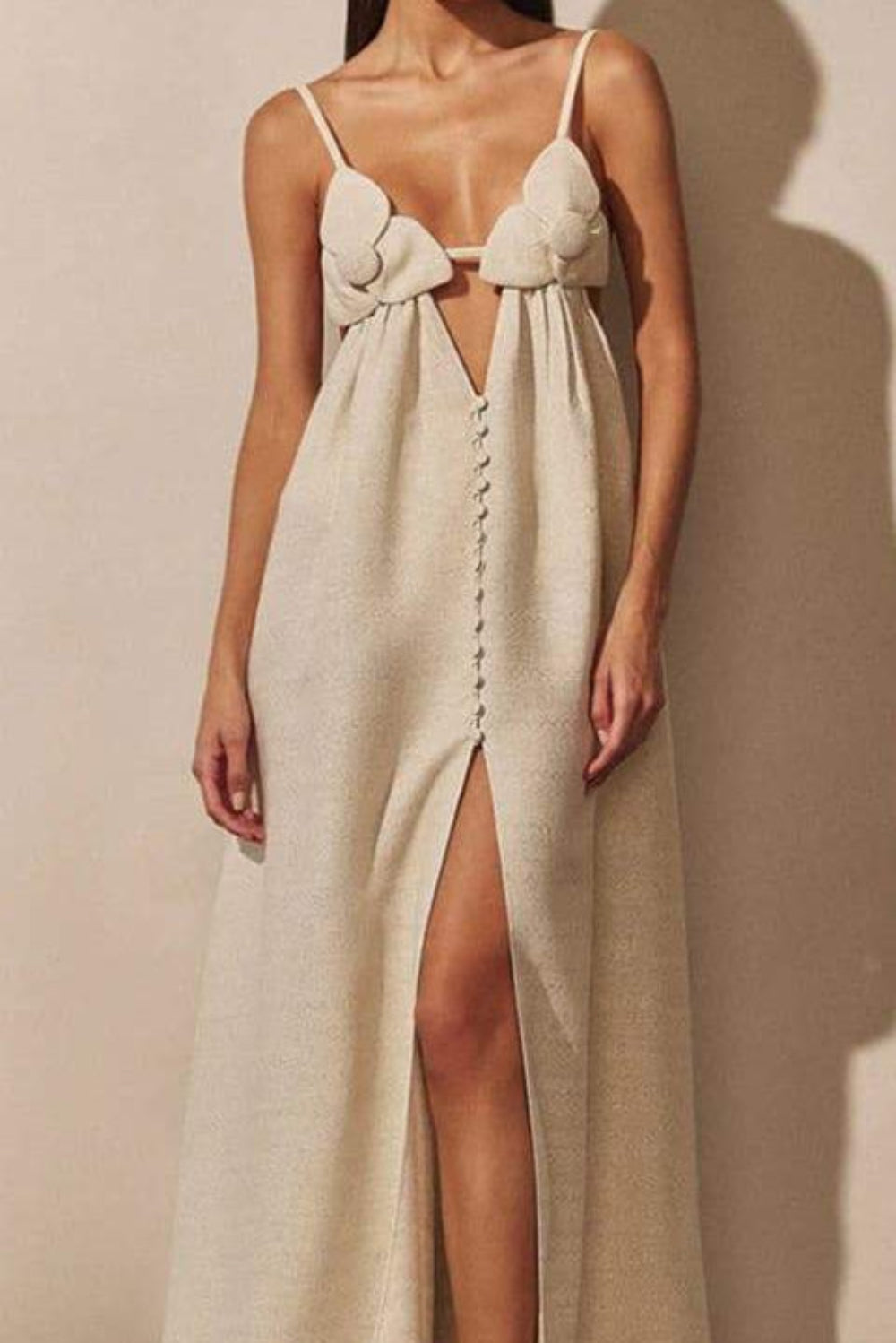 Inaya | Robe longue ivoire à détails fleuris et fente élégante