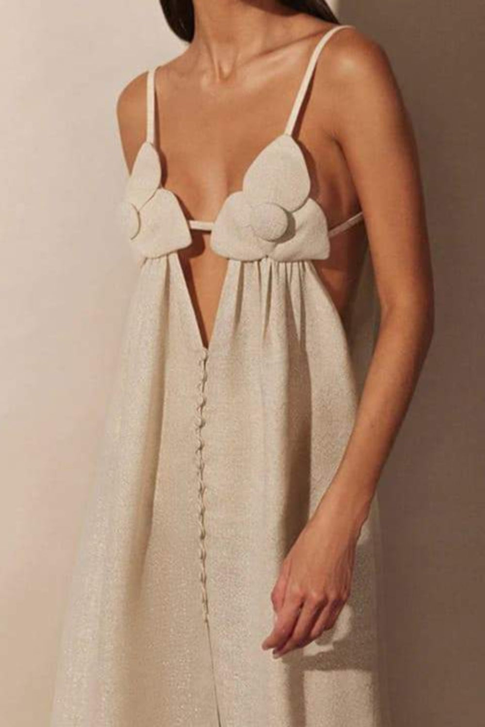 Inaya | Robe longue ivoire à détails fleuris et fente élégante