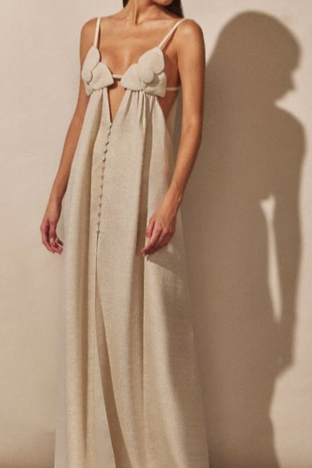 Inaya | Robe longue ivoire à détails fleuris et fente élégante