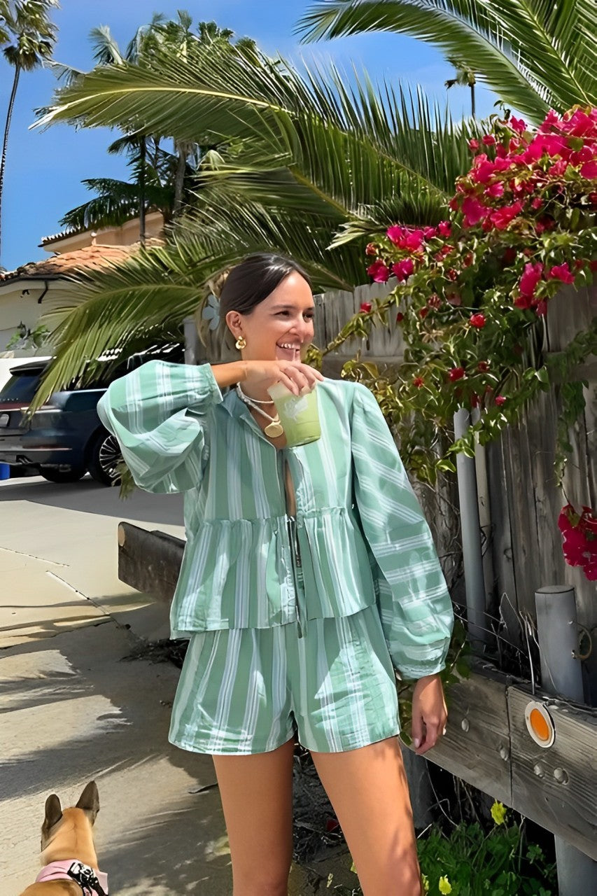 Léna | Ensemble à rayures avec blouse à basque et short pour femme